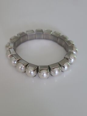 Elegant Silver Pearl Stretch Bracelet - White Pearls Vintage